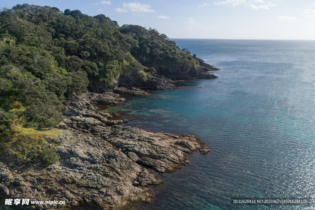 海岸边葱郁山林与碧蓝海水