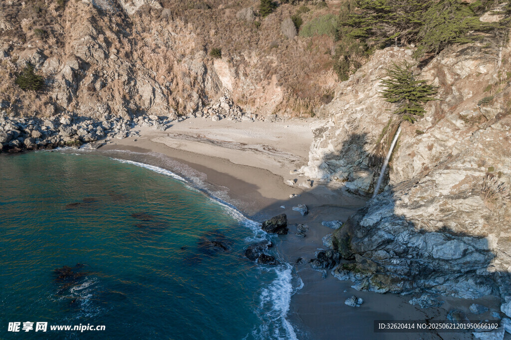 海岸风光 碧海与岩石相依