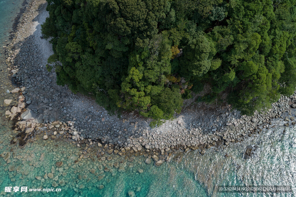 海岛绿意盎然的海岸风光
