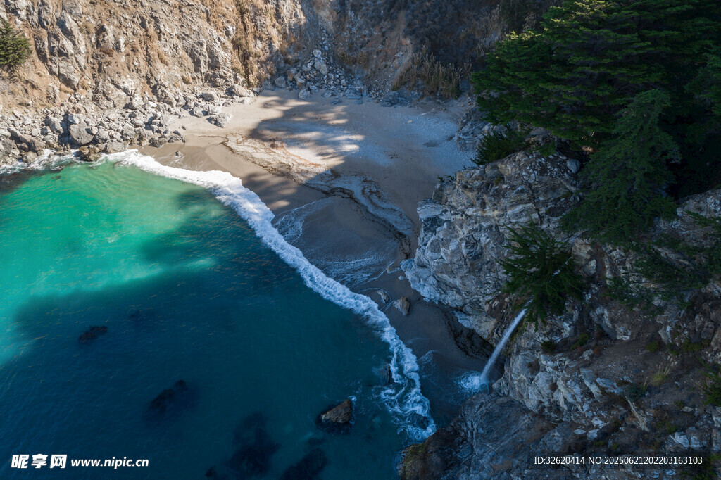海岸美景 碧蓝海水与沙滩