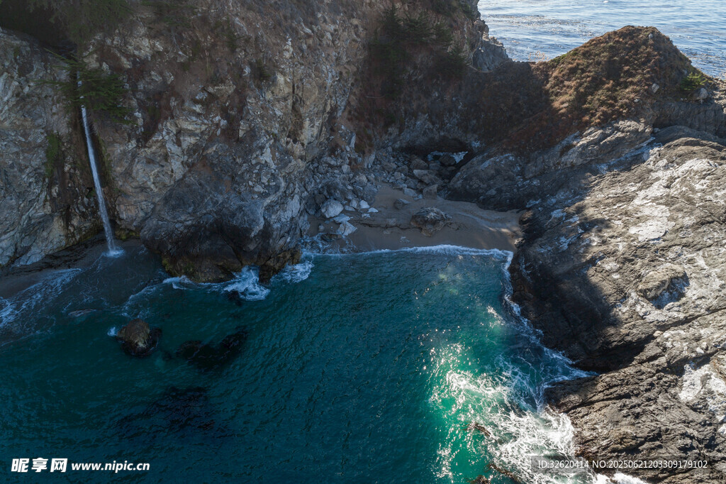 海岸悬崖下的碧蓝海水
