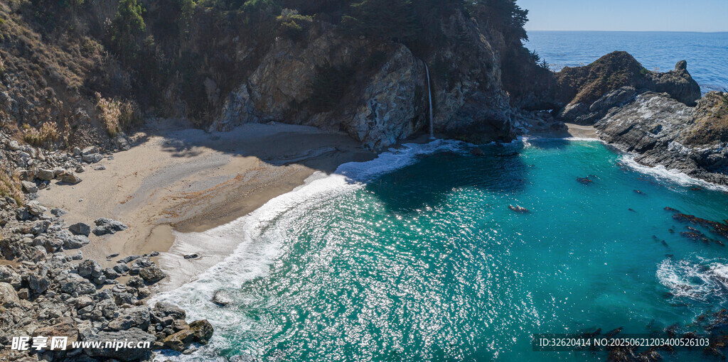 海岸美景 碧蓝海水与岩石