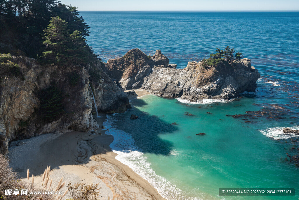 海岸美景 碧海与嶙峋礁石