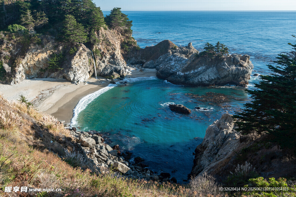 海岸美景 碧蓝海水与岩石