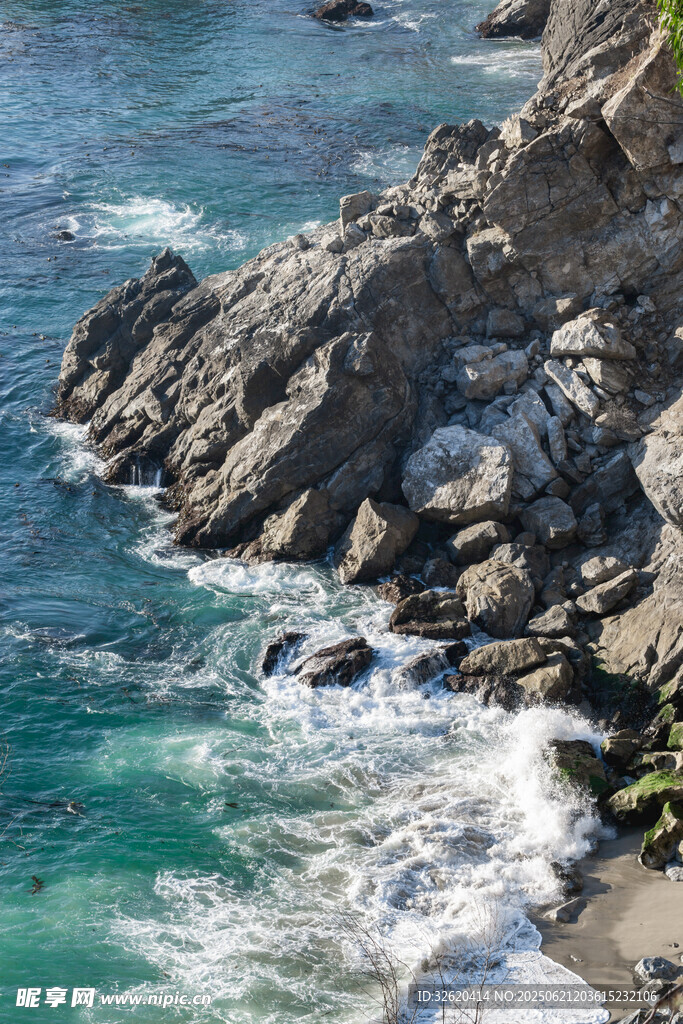 海岸边的礁石与澎湃海浪