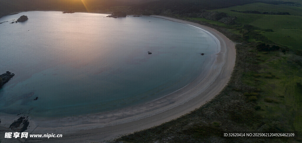 夕阳下的静谧湖泊美景