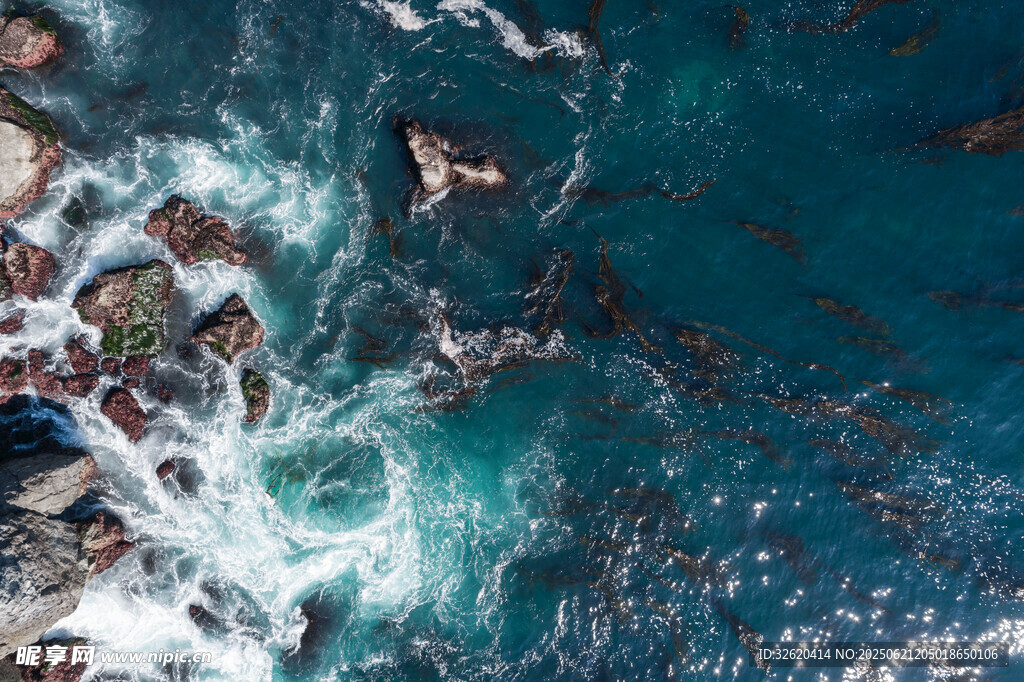 俯瞰海浪拍打礁石景观