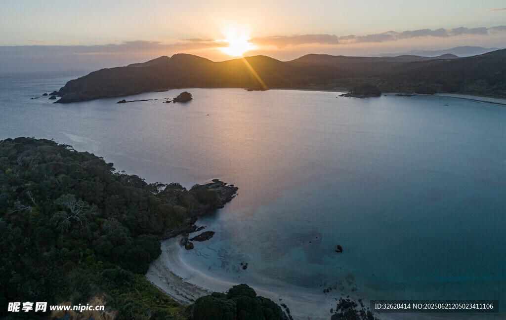 海边日出美景俯瞰图