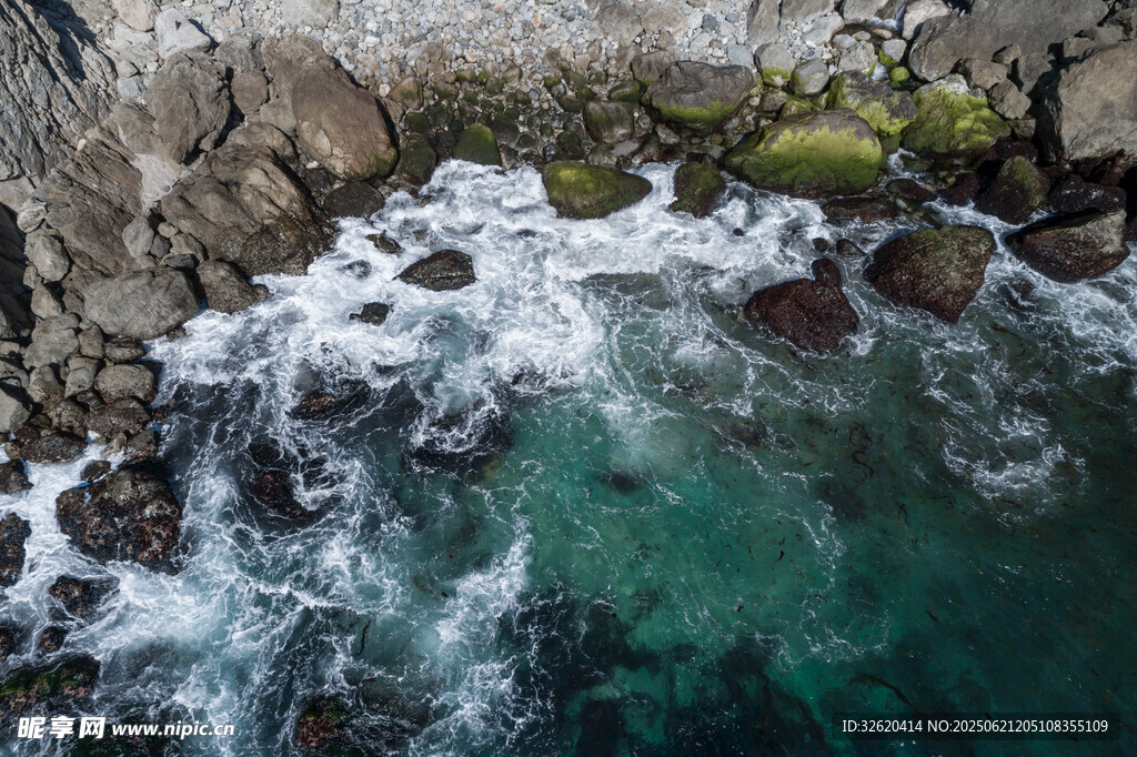 海浪拍击岩石的清澈海域
