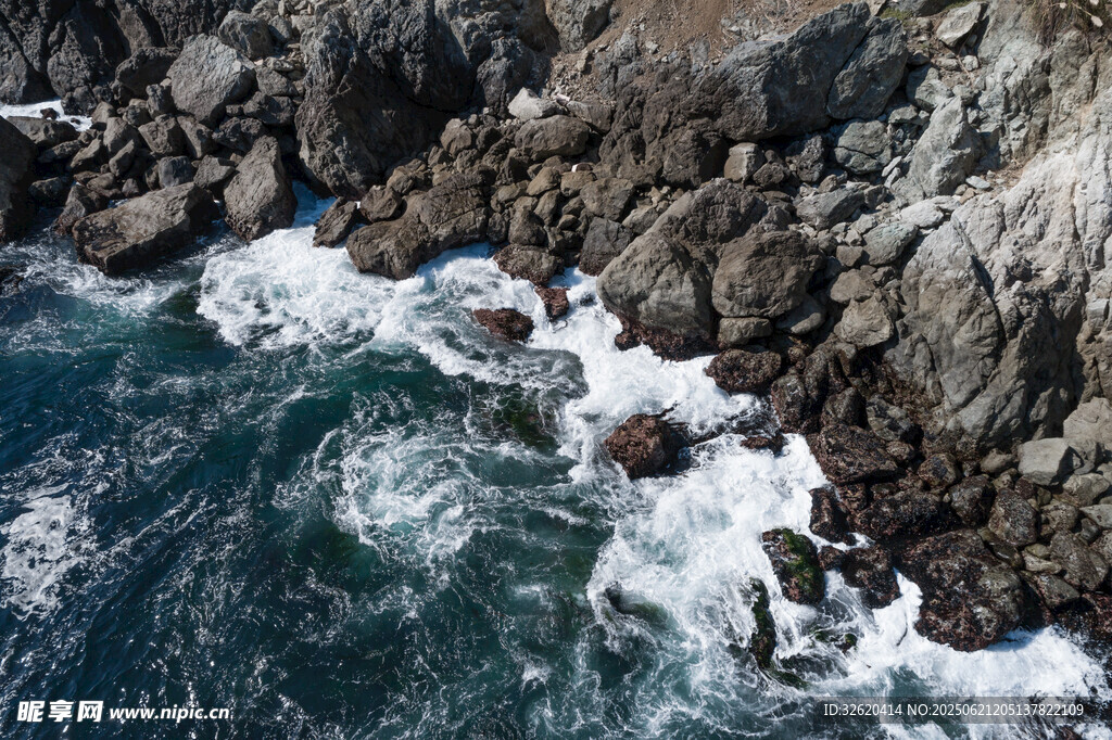 海浪拍击嶙峋礁石