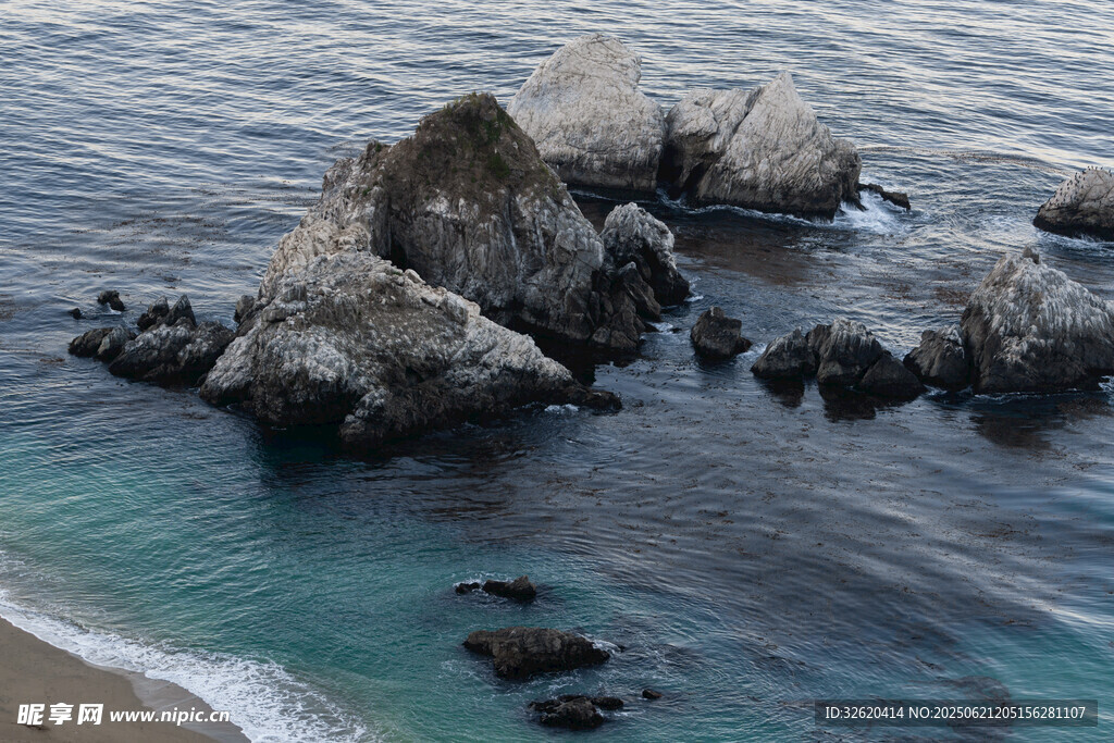 海边嶙峋礁石景观