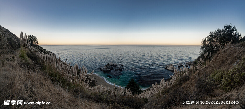 海岸边的山坡与辽阔海景