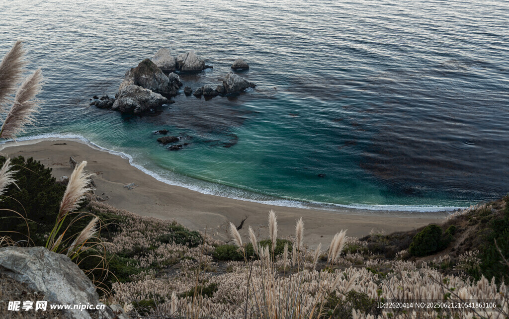 海岸美景 蓝绿海水与礁石