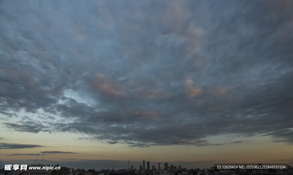 黄昏时分的壮丽天空景观