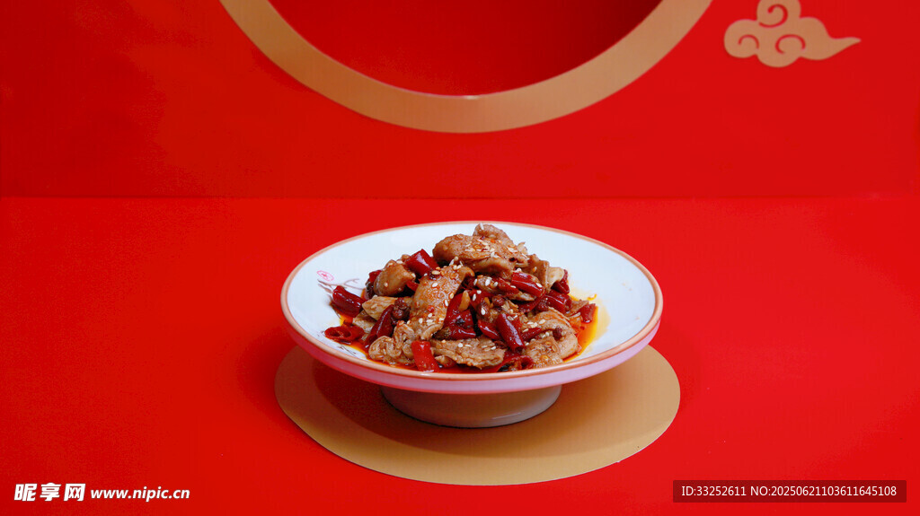 红底盘中的美味特色菜肴