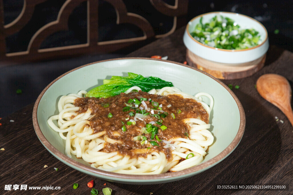 美味肉酱拌面