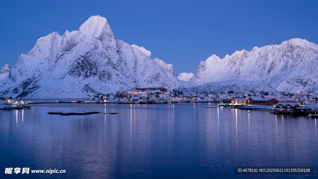 雪山下的宁静湖景