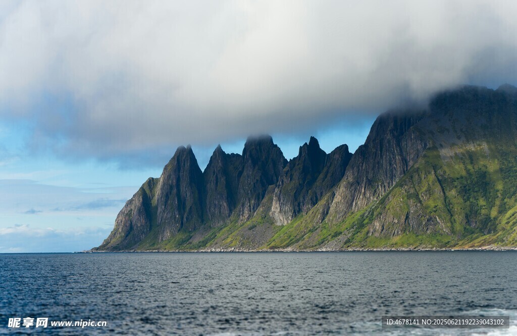 海上巍峨山峦壮丽景观