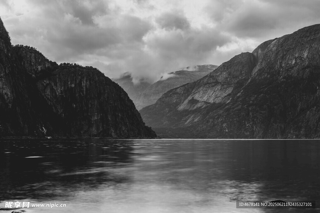 黑白山水间的静谧湖景