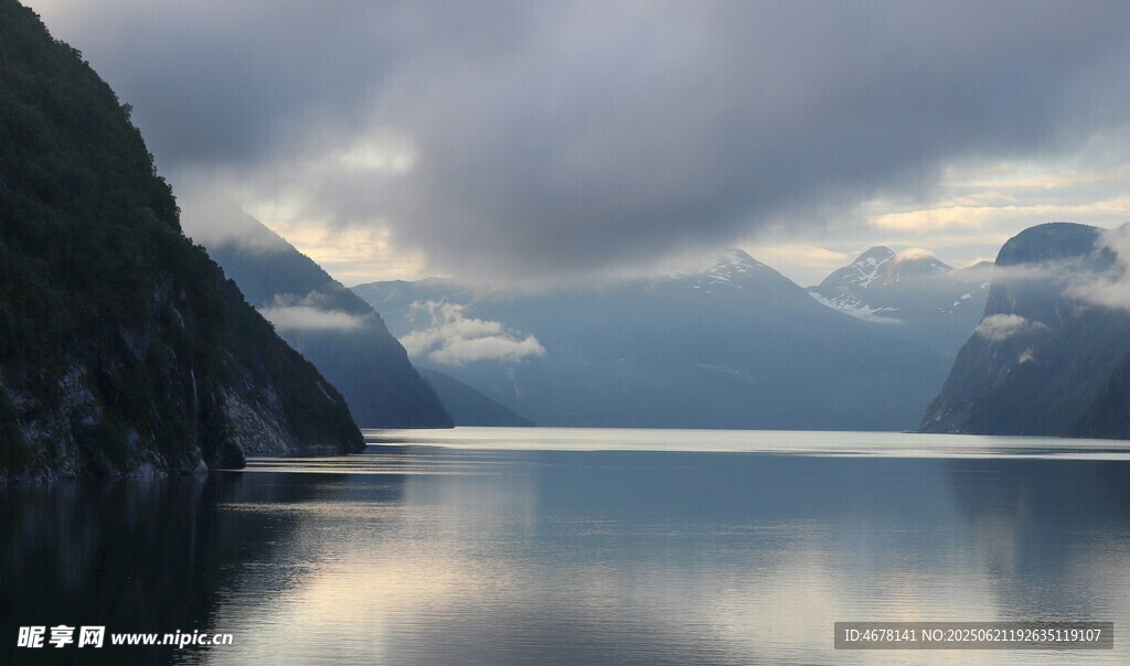 宁静山水间的湖光山色