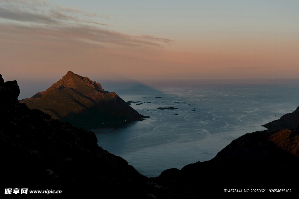 黄昏山海景静谧自然美