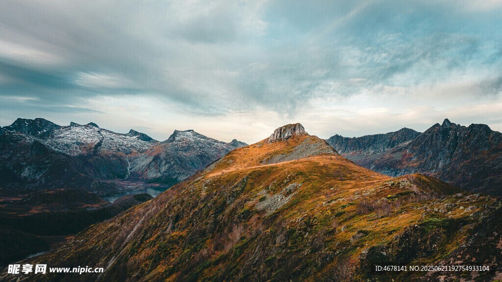 壮丽山景秋色与雪峰交织