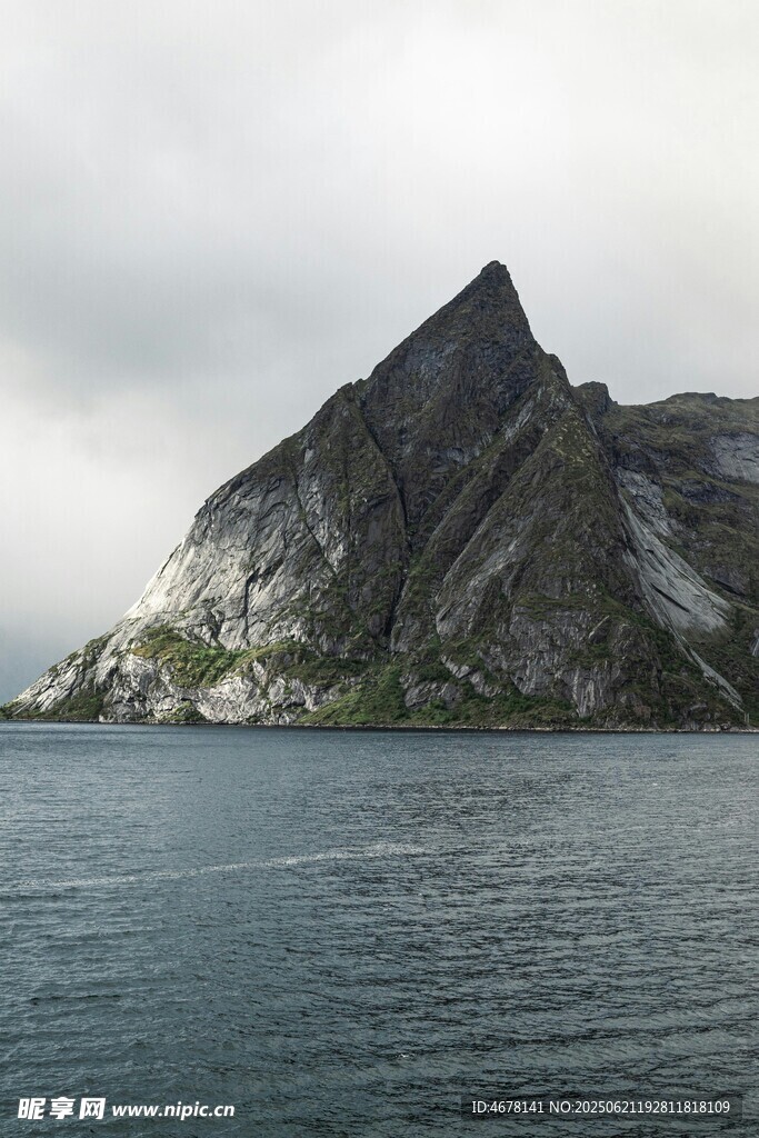 海上孤峰云雾缭绕之景
