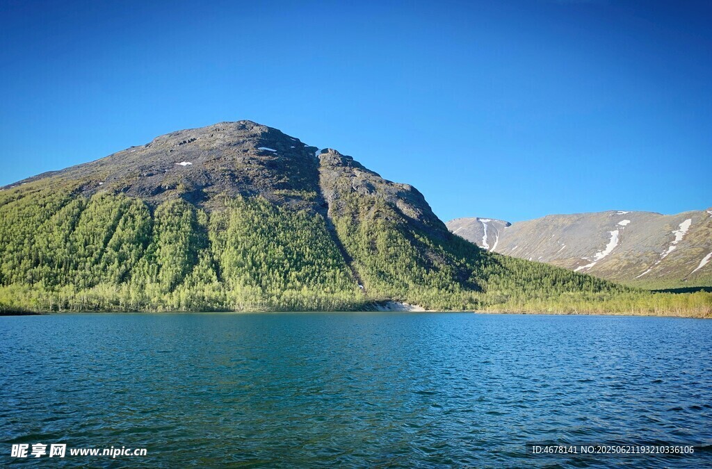 湖畔青山美景