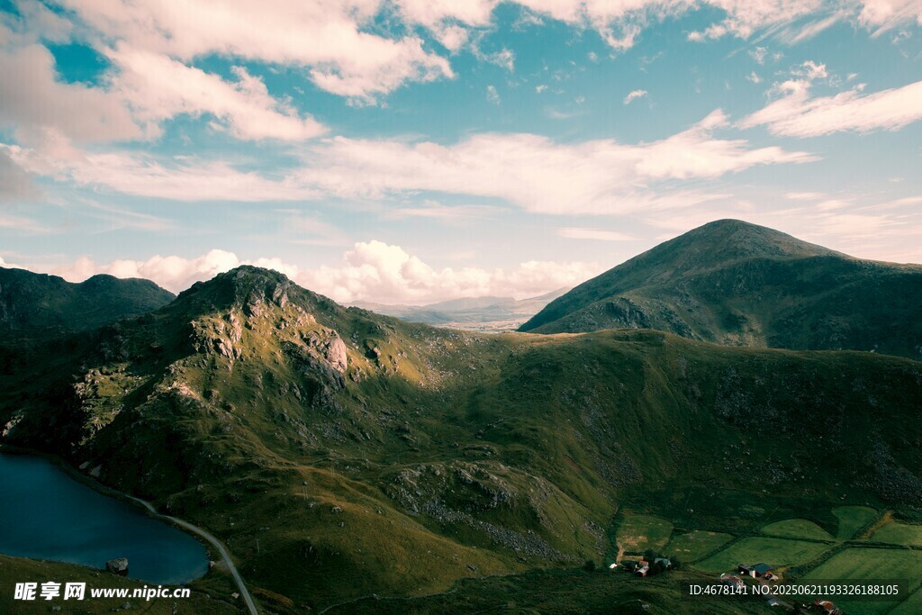 山间湖泊美景