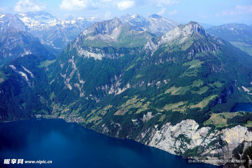 高山湖泊壮丽自然景观