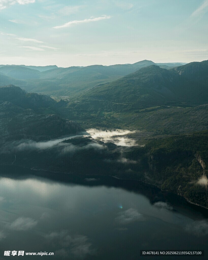 山水相依的美丽自然景观