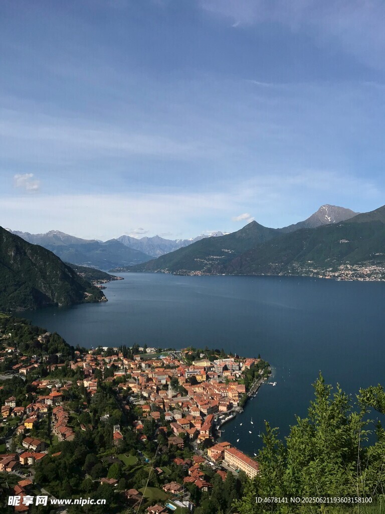 湖畔小镇美景俯瞰