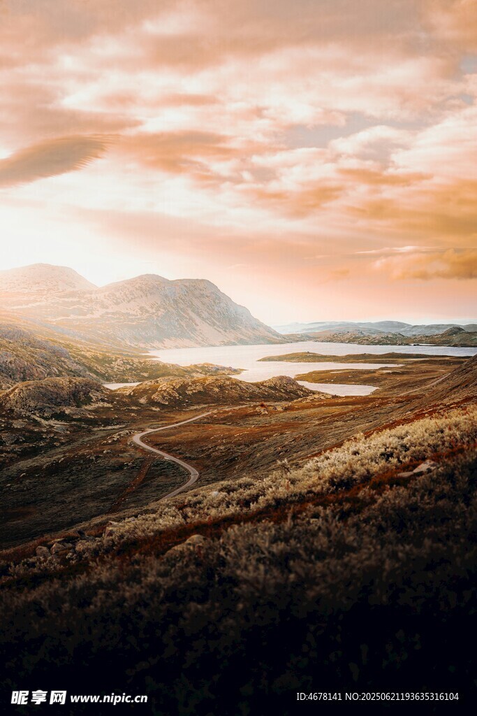 黄昏下的旷野与远山美景
