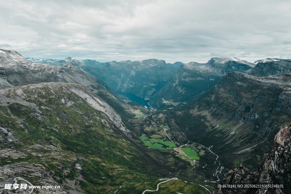 壮丽山谷间的绝美山景