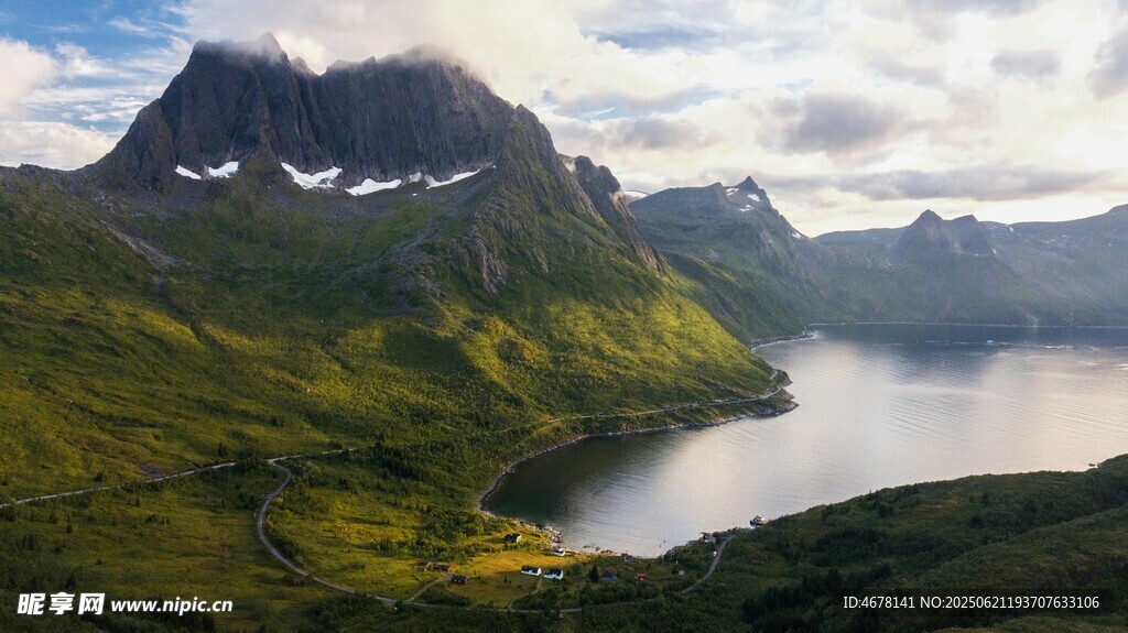 山间湖泊美景