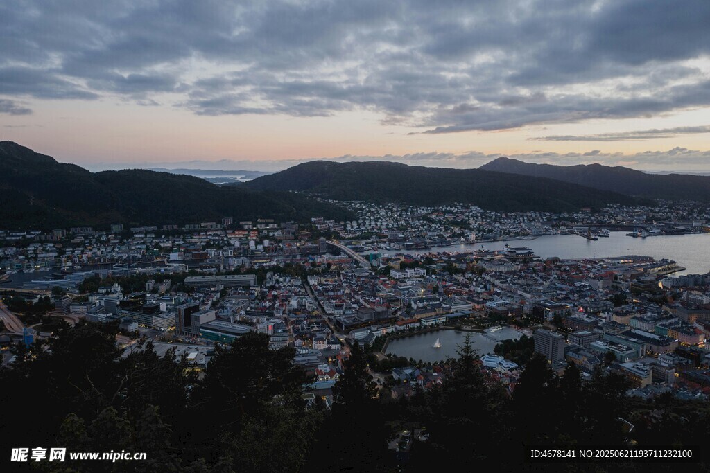 山城暮色全景