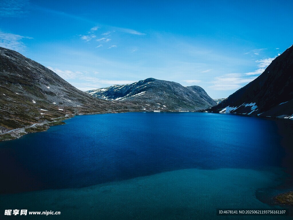 宁静高山湖泊美景