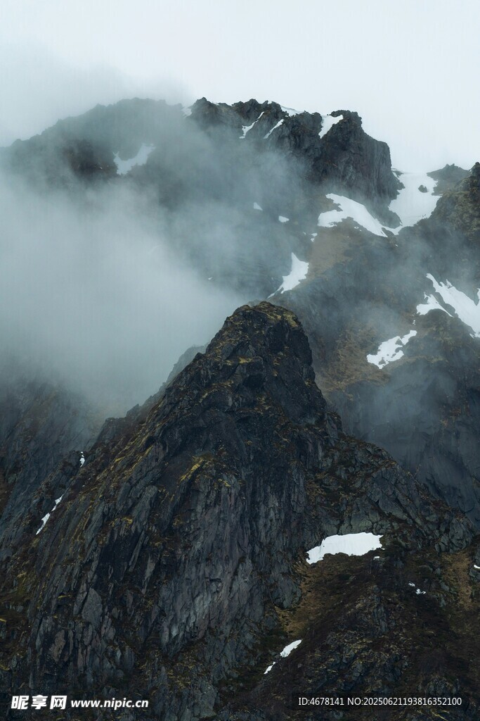 云雾缭绕的巍峨山峰