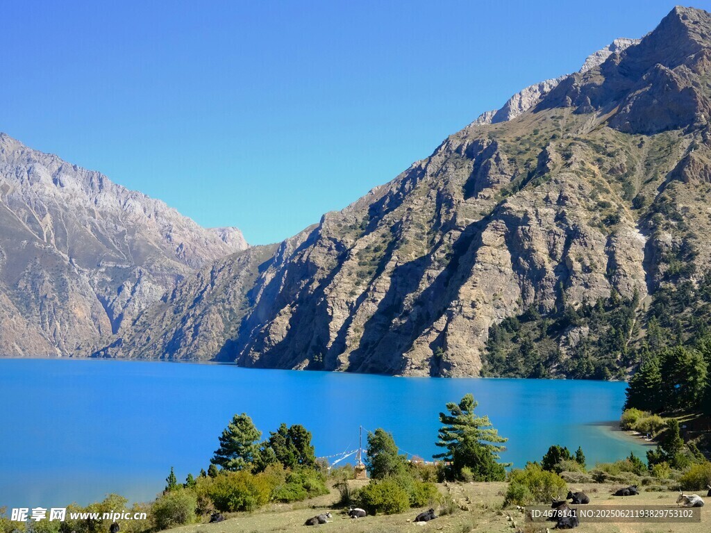 高山蓝湖美景