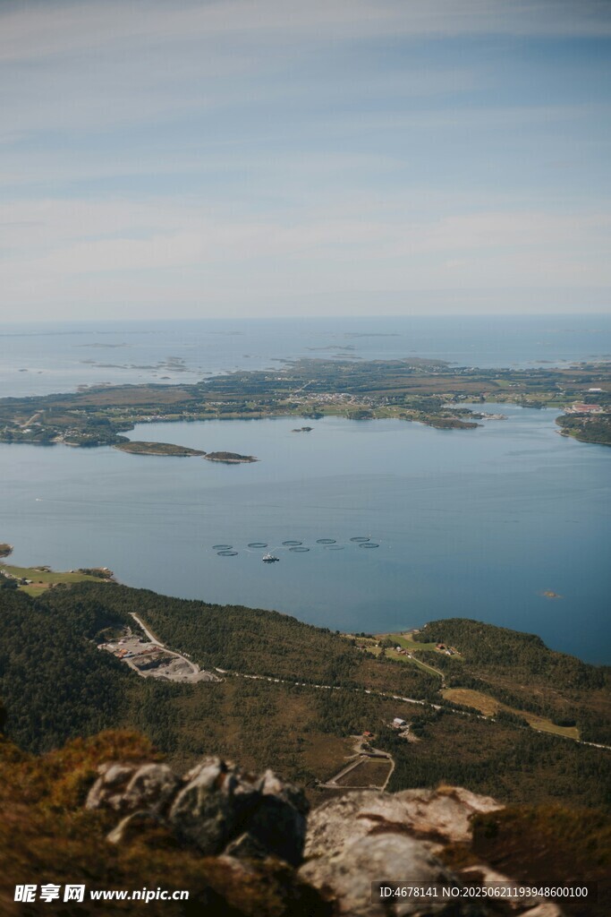 俯瞰美丽海湾与岛屿风光