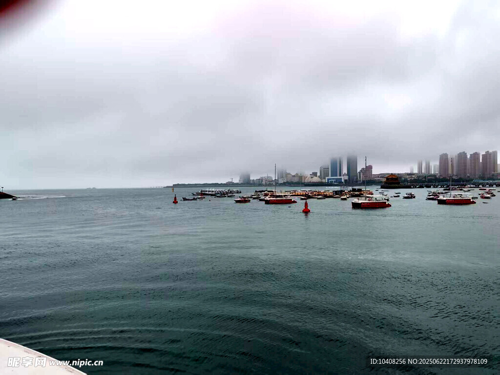 海上船只与远处城市景观