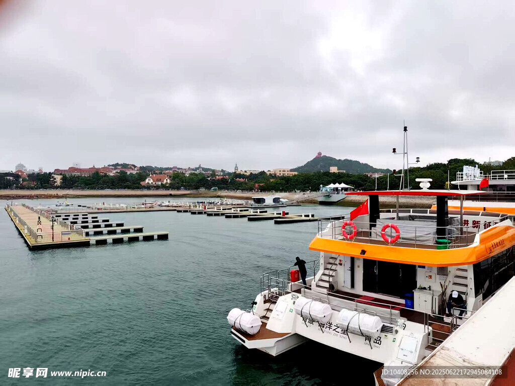 海滨码头游船停靠景象