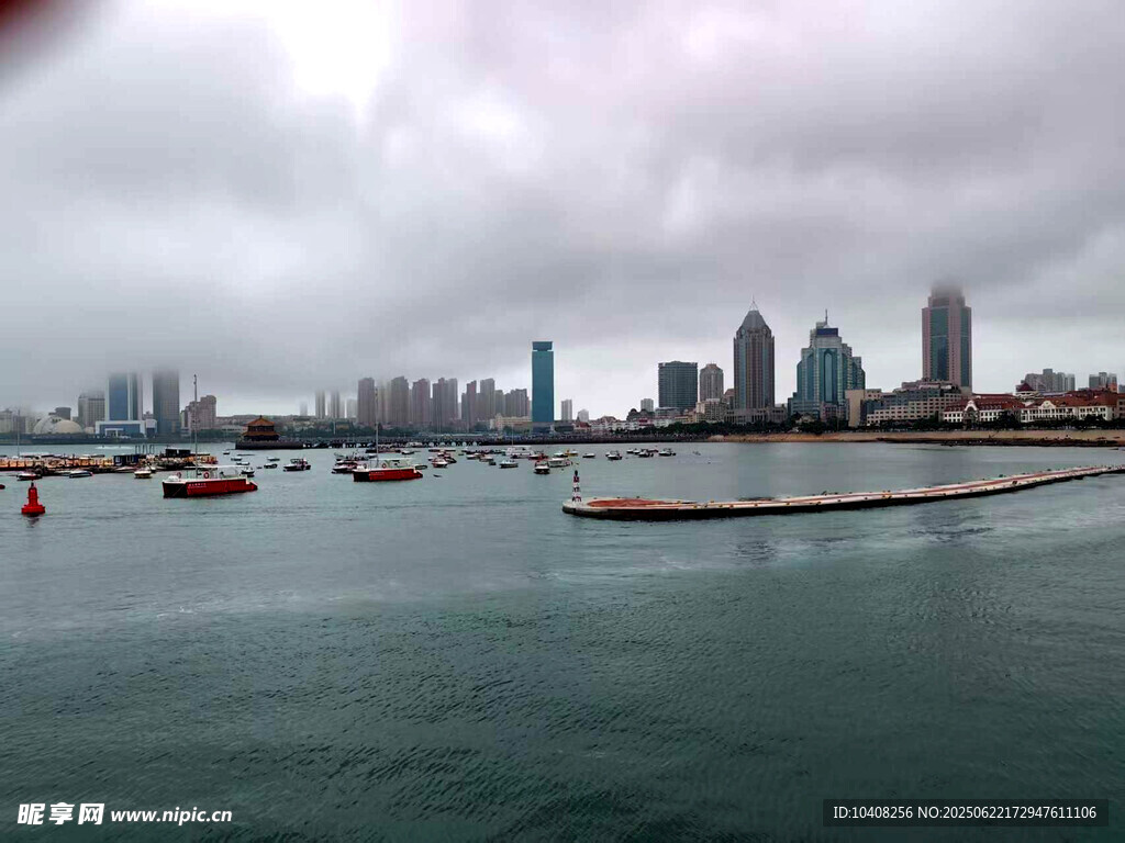 海滨城市天际线与海上船只