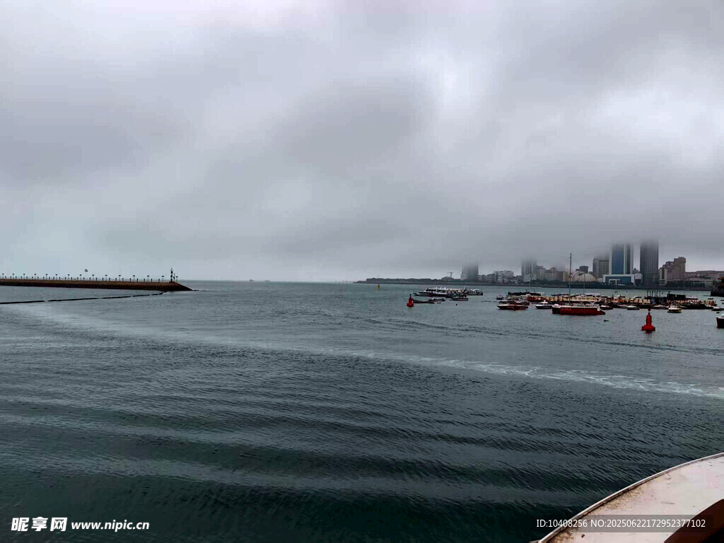 海上城市景观与船只