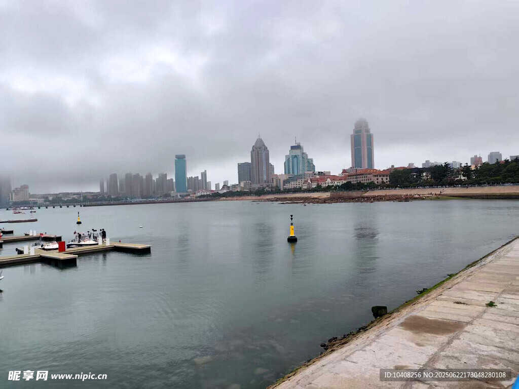 海滨城市阴天的宁静水岸