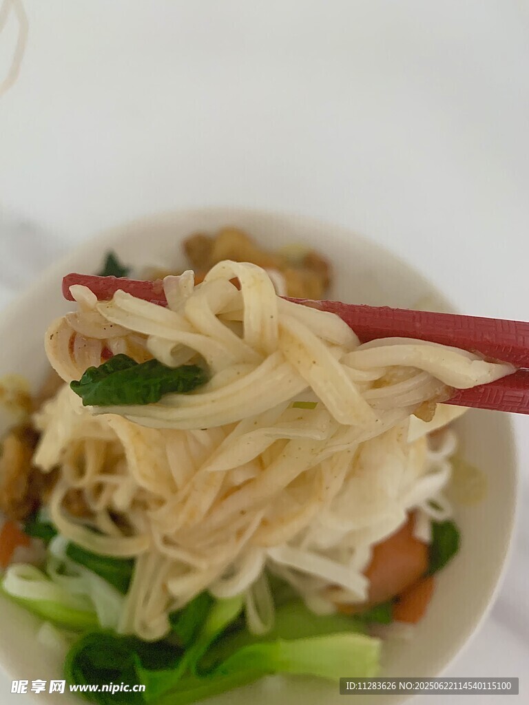 美味面条配蔬菜
