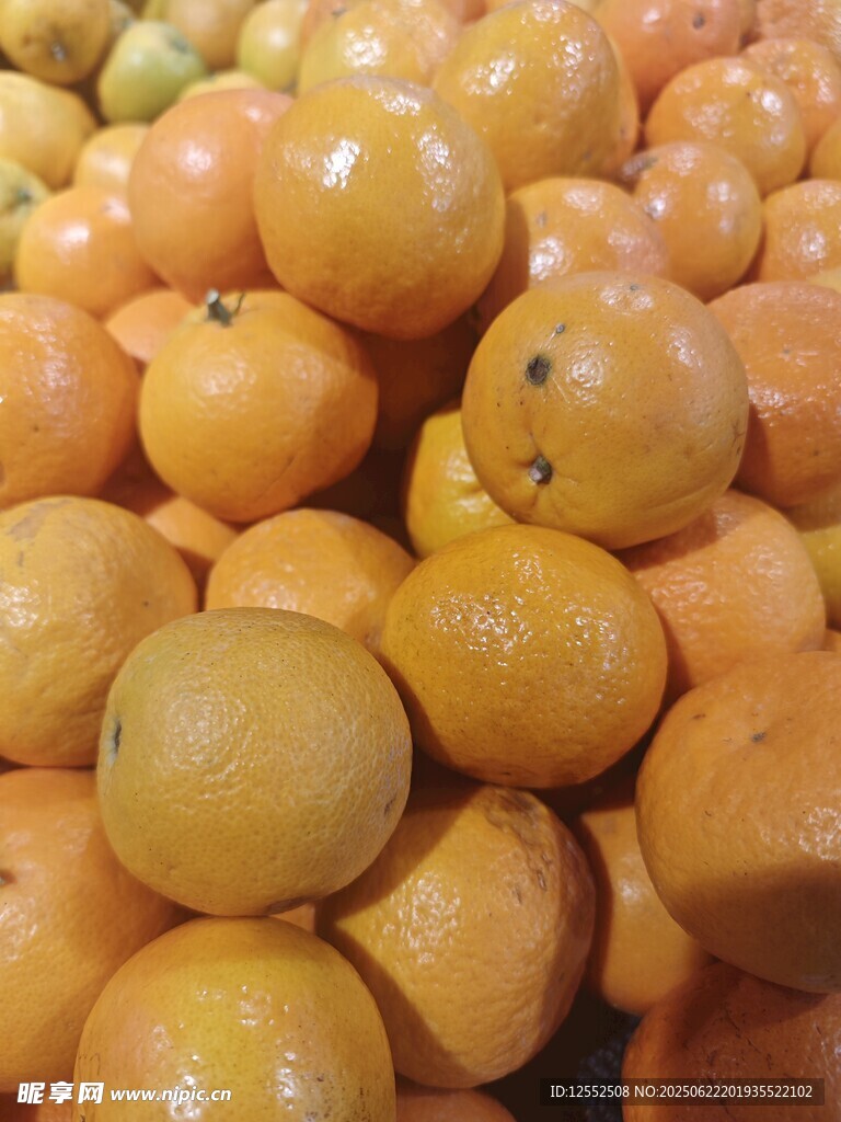 一堆饱满的新鲜橙子