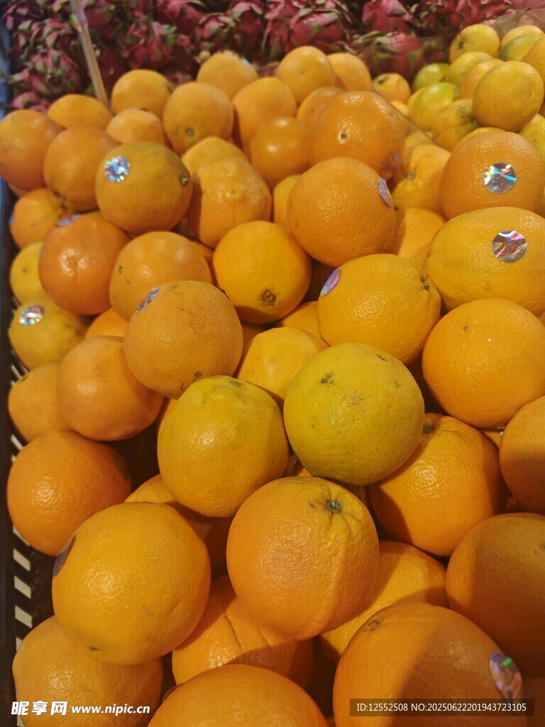 新鲜饱满的橙子堆成小山