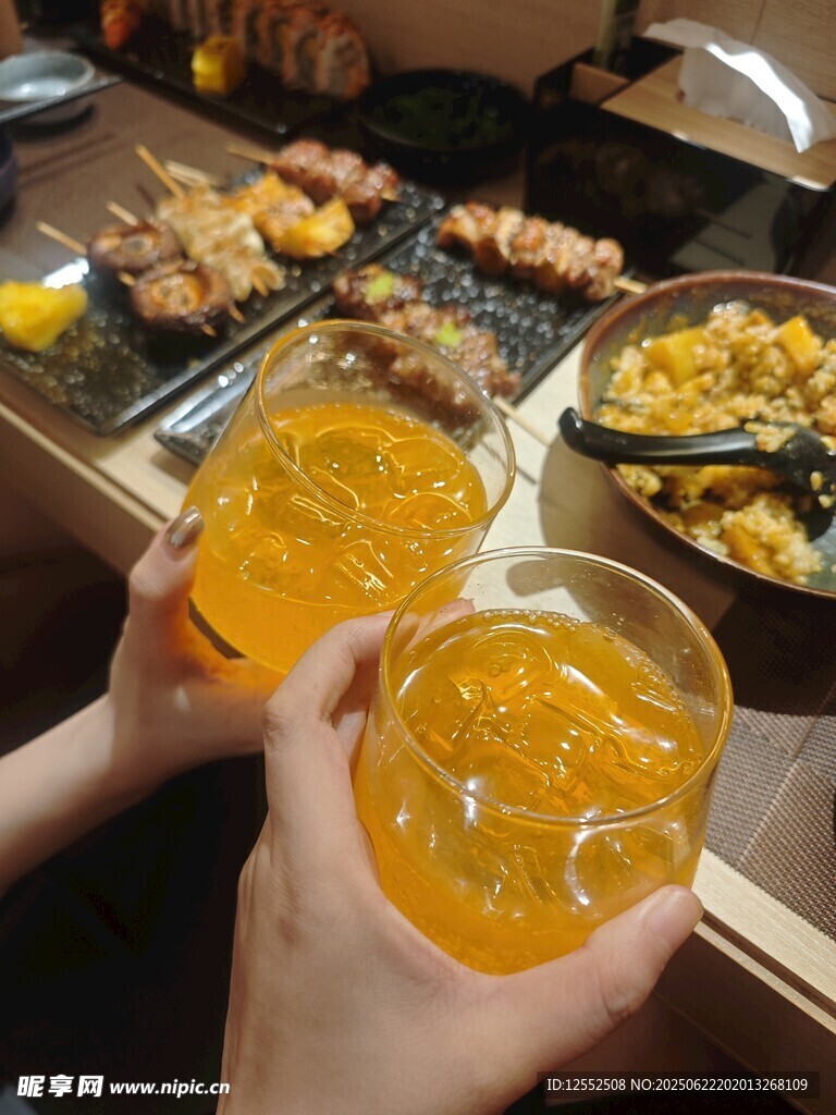 举杯共赏美味日式料理