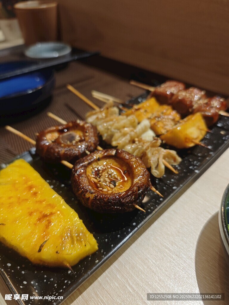 多样烤物摆放在烤盘上